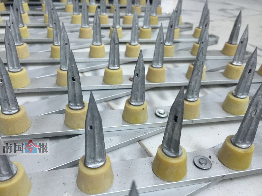 交警凌晨查酒“收獲”頗豐 破胎器成功攔下沖卡車